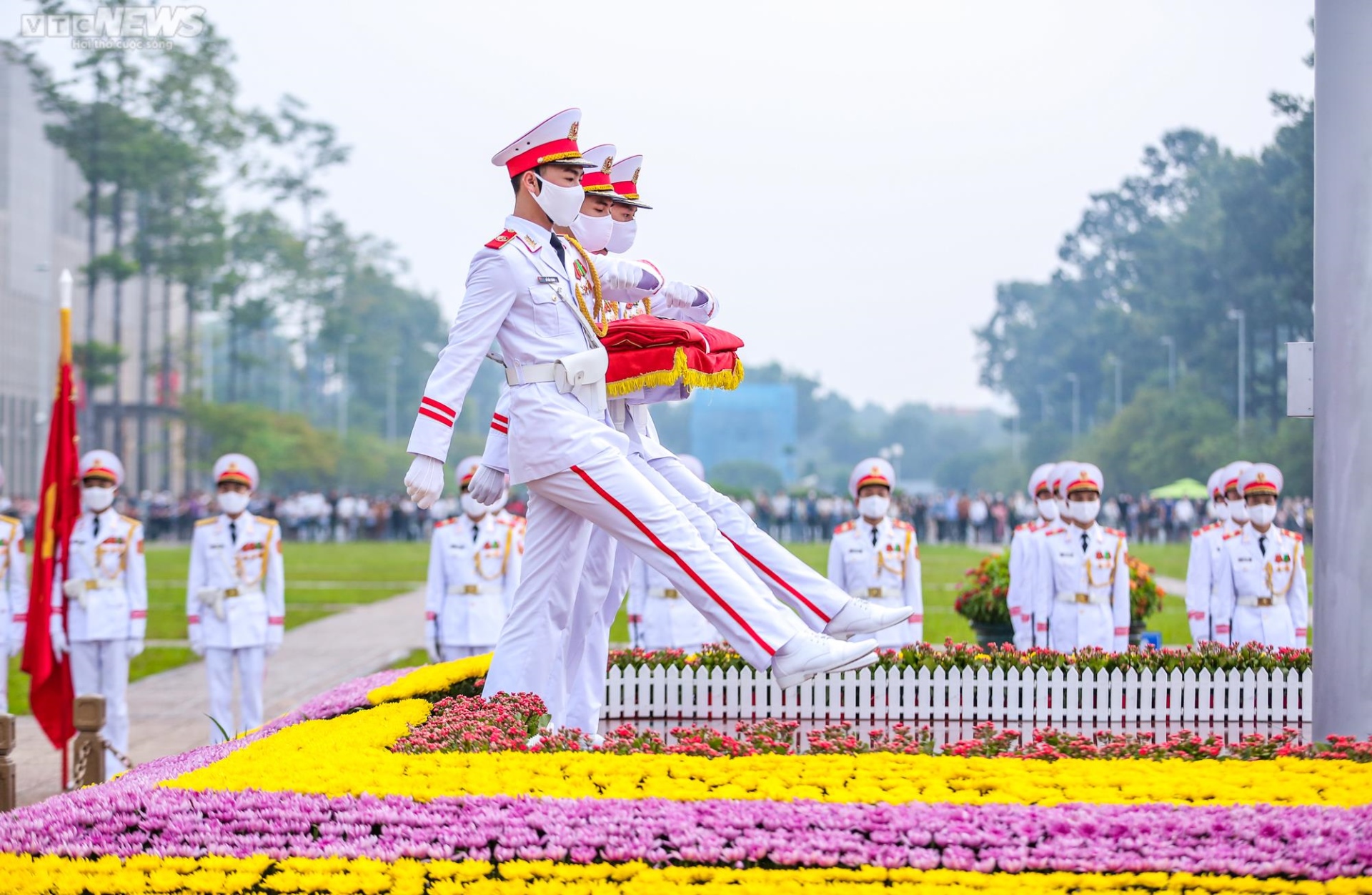 Ảnh: Trang nghiêm nghi lễ thượng cờ ngày Quốc khánh ở quảng trường Ba Đình - 6