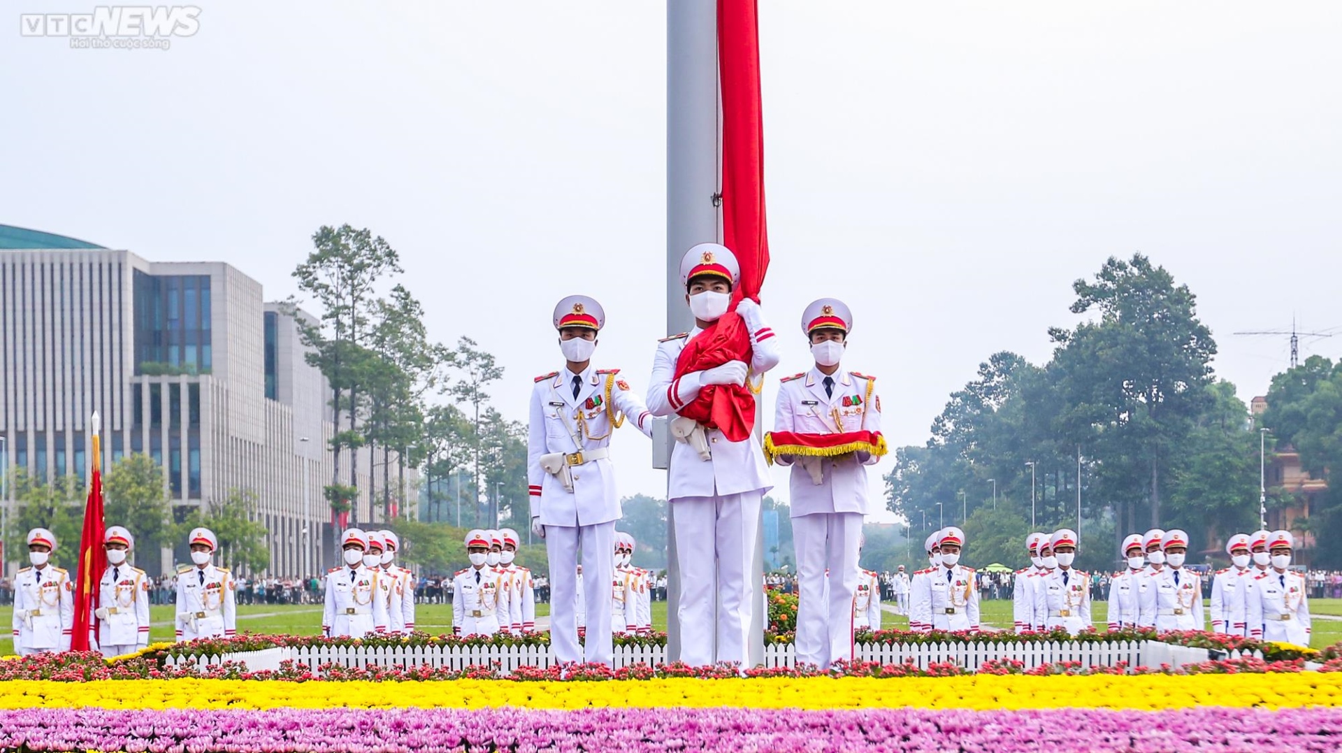 Ảnh: Trang nghiêm nghi lễ thượng cờ ngày Quốc khánh ở quảng trường Ba Đình - 8