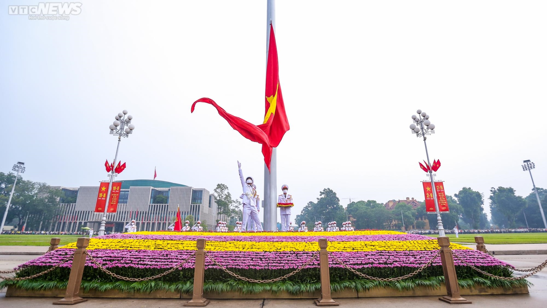 Ảnh: Trang nghiêm nghi lễ thượng cờ ngày Quốc khánh ở quảng trường Ba Đình - 9