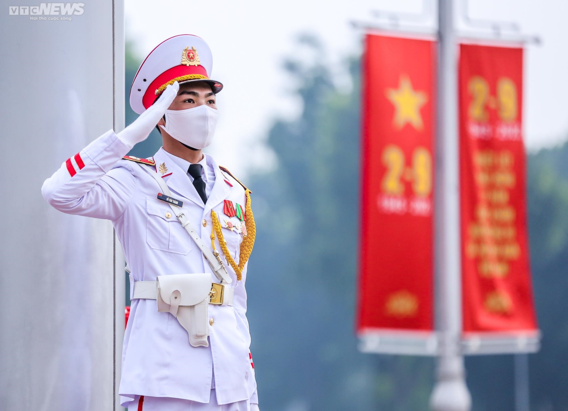 Ảnh: Trang nghiêm nghi lễ thượng cờ ngày Quốc khánh ở quảng trường Ba Đình - 11
