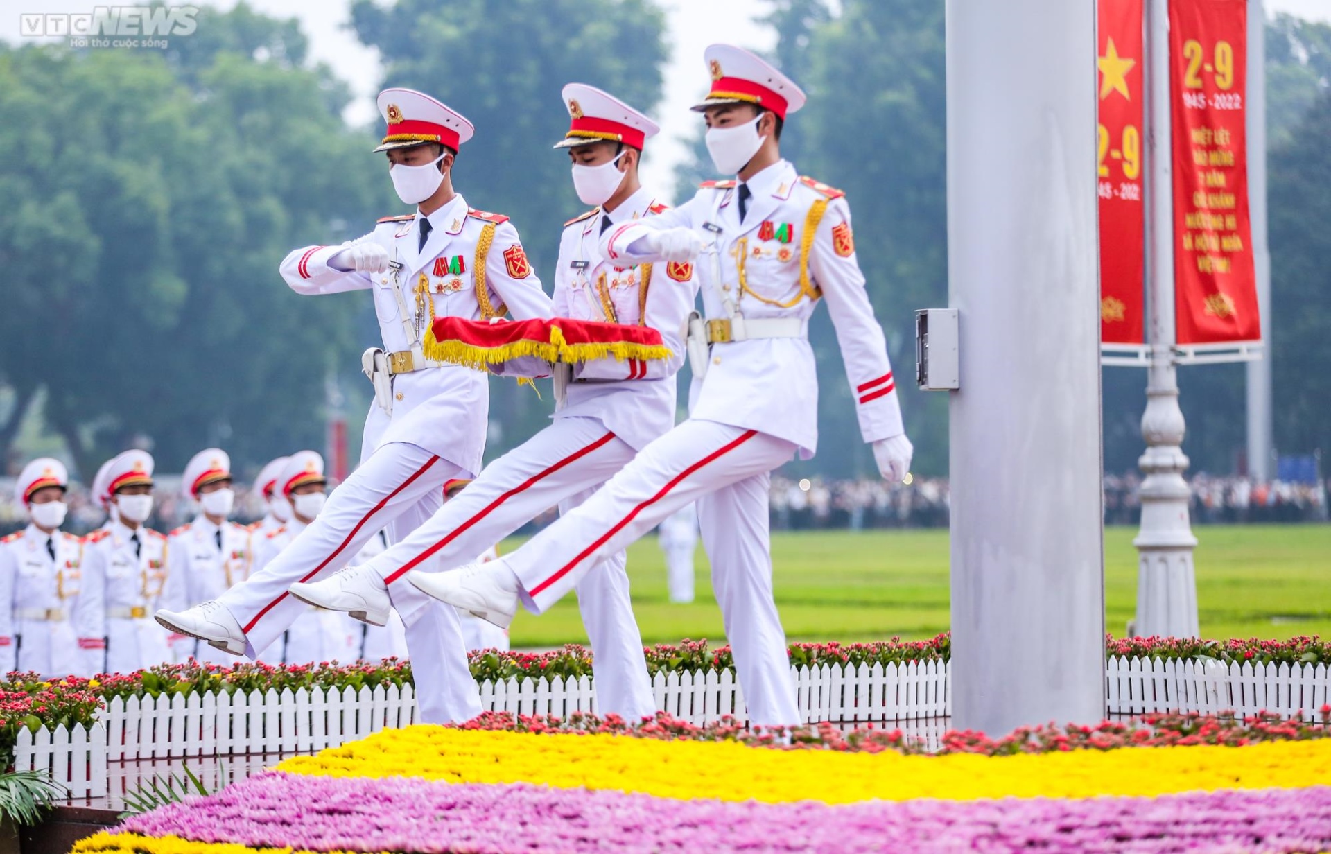 Ảnh: Trang nghiêm nghi lễ thượng cờ ngày Quốc khánh ở quảng trường Ba Đình - 13