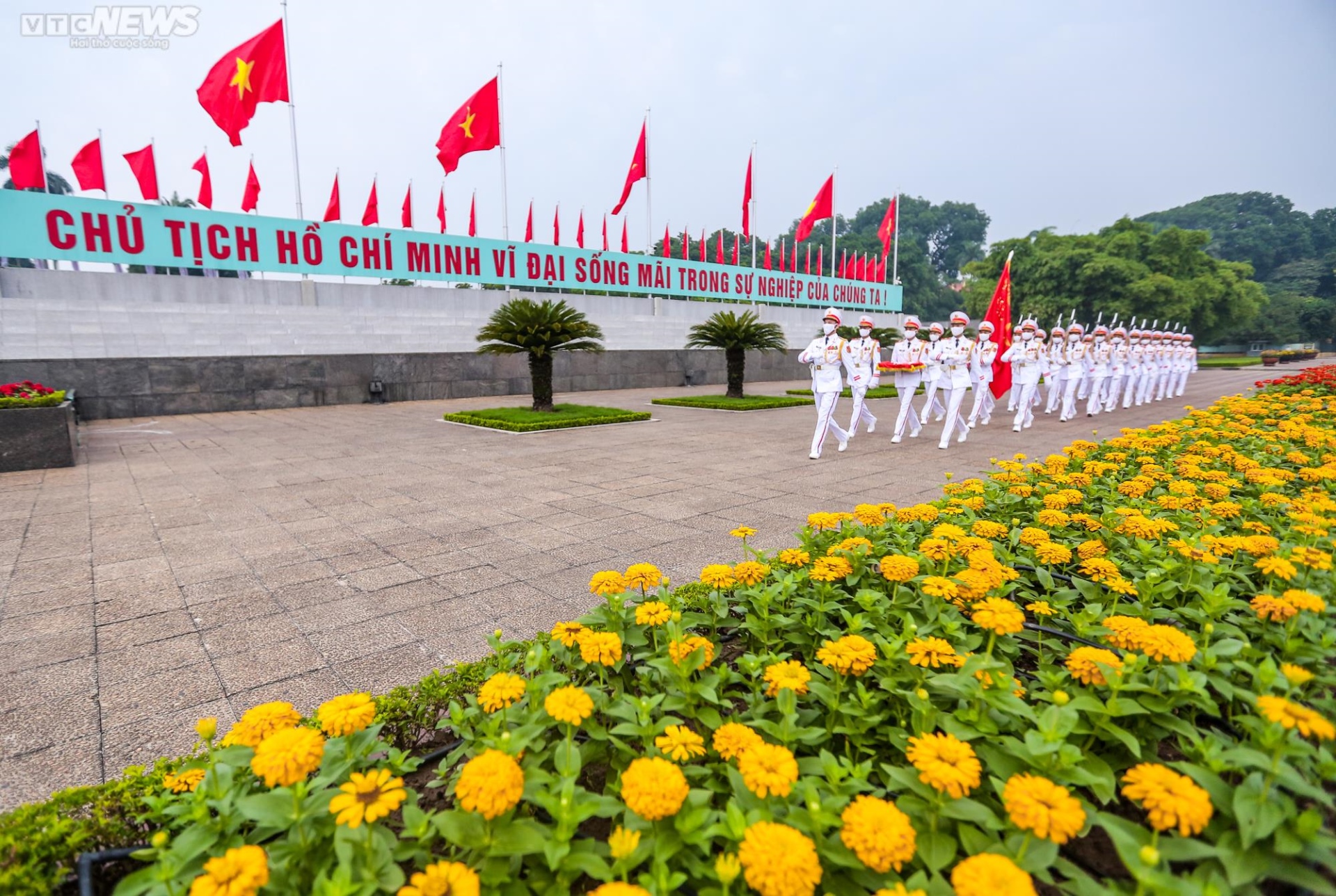 Ảnh: Trang nghiêm nghi lễ thượng cờ ngày Quốc khánh ở quảng trường Ba Đình - 14
