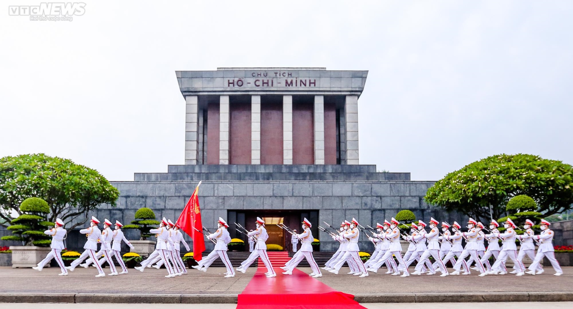 Ảnh: Trang nghiêm nghi lễ thượng cờ ngày Quốc khánh ở quảng trường Ba Đình - 16