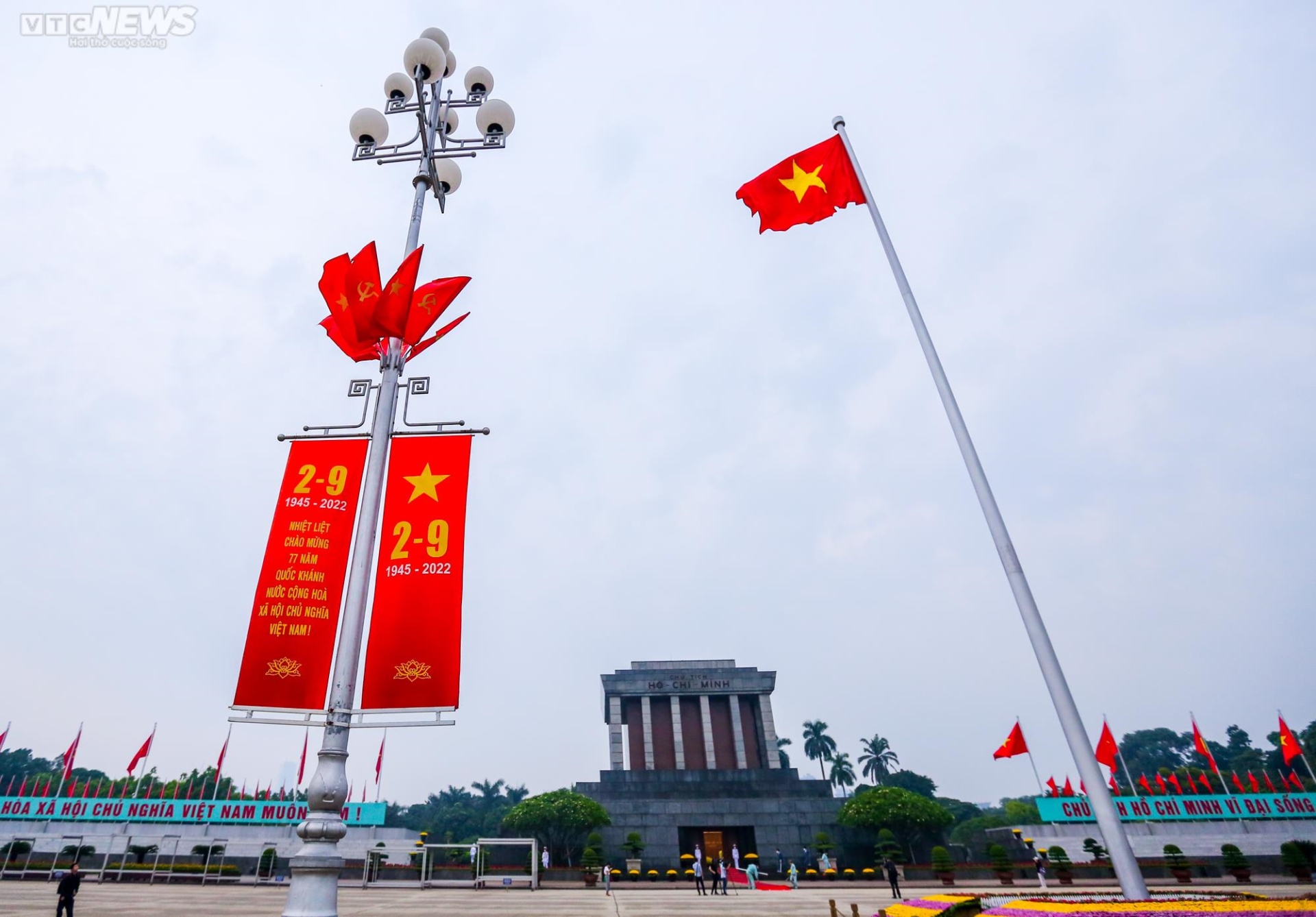 Ảnh: Trang nghiêm nghi lễ thượng cờ ngày Quốc khánh ở quảng trường Ba Đình - 17