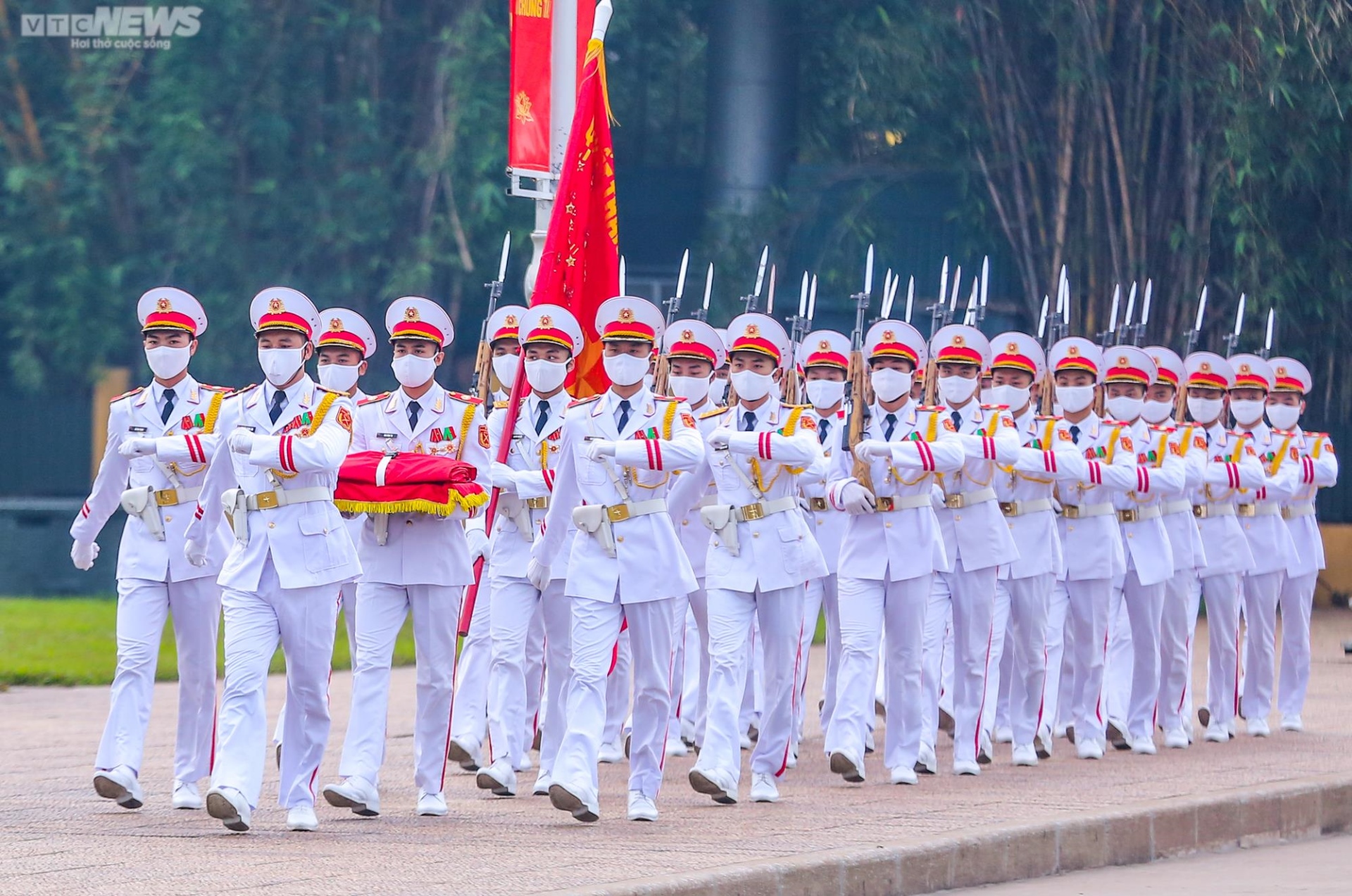 Ảnh: Trang nghiêm nghi lễ thượng cờ ngày Quốc khánh ở quảng trường Ba Đình - 1