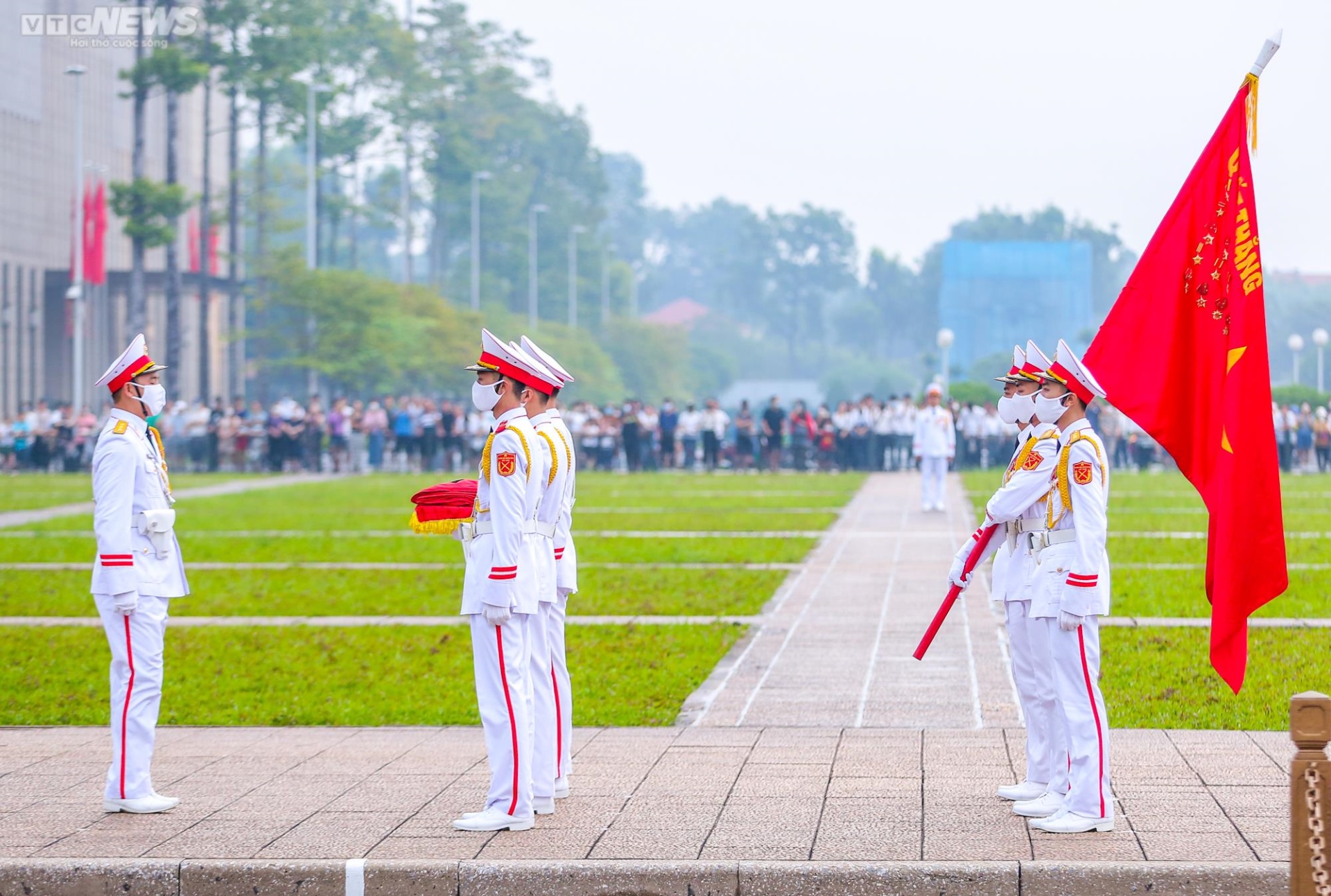 Ảnh: Trang nghiêm nghi lễ thượng cờ ngày Quốc khánh ở quảng trường Ba Đình - 3