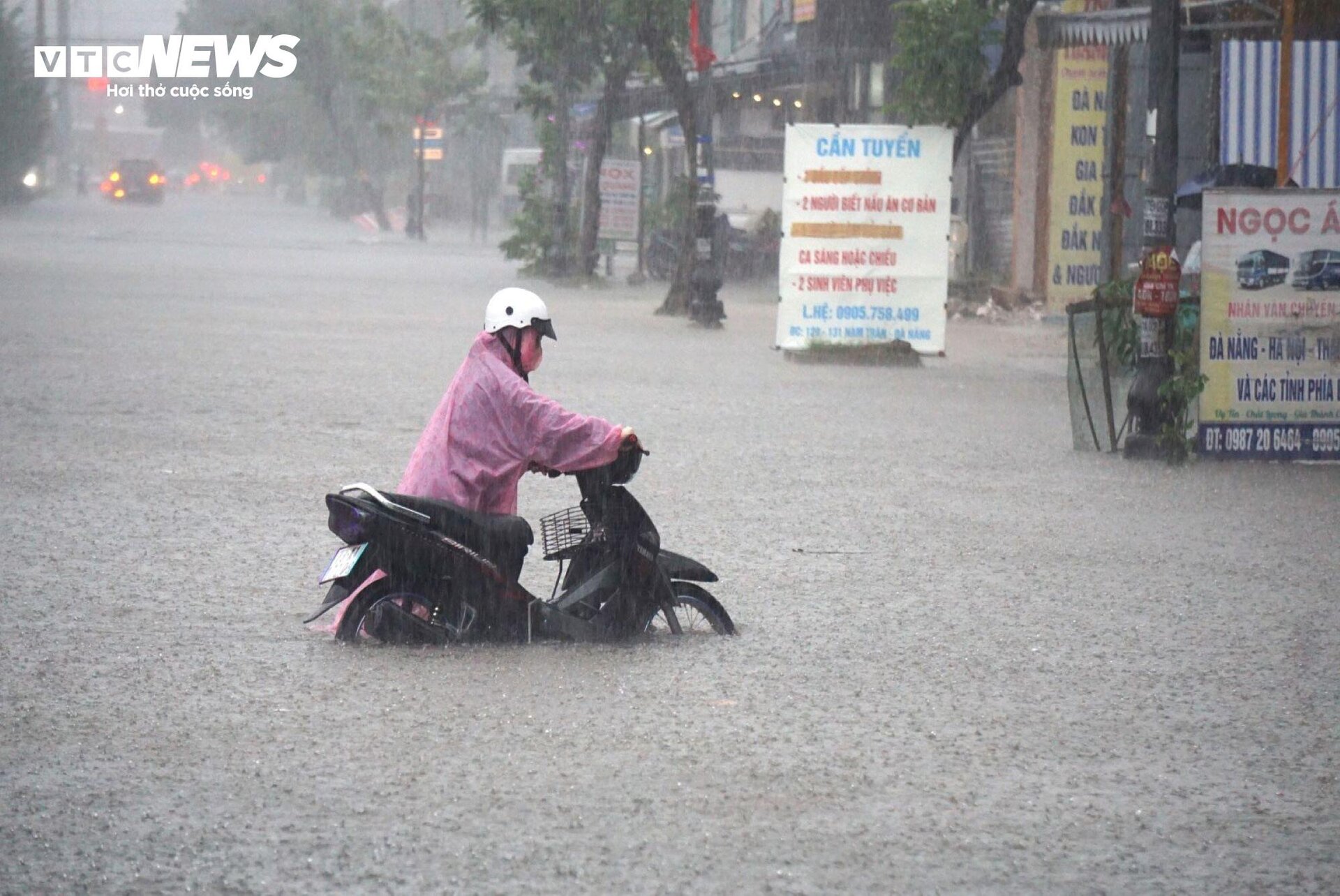 Mưa trắng trời suốt ngày đêm, Đà Nẵng ngập lụt khắp nơi - 3