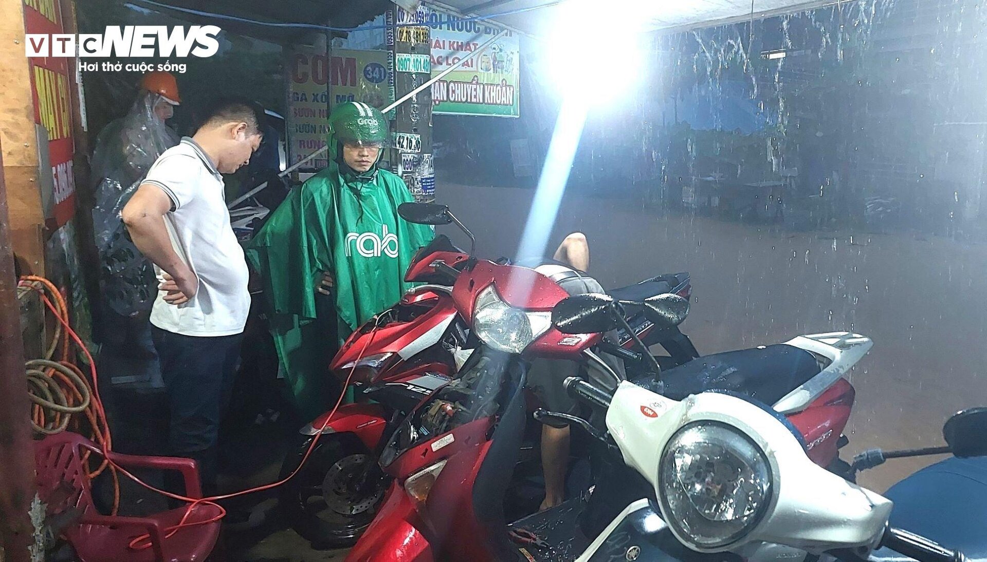 Mưa trắng trời suốt ngày đêm, Đà Nẵng ngập lụt khắp nơi - 9