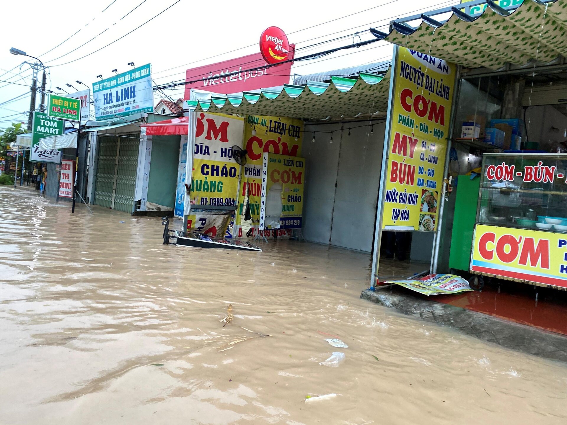 Mưa lớn, nước sông dâng cao, dân vùng 'rốn lũ' Quảng Nam lội nước đi khám bệnh - 7