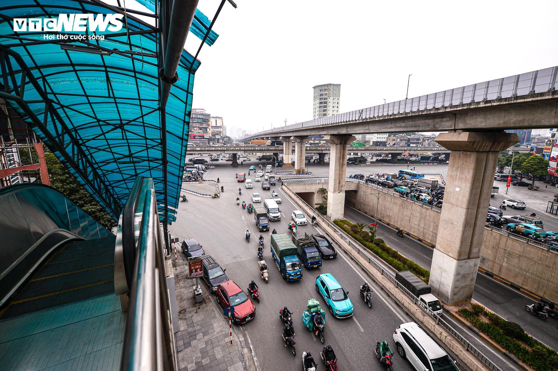 Trời Hà Nội mờ đục từ sáng đến tối, dân 'ngộp thở' trong mùa ô nhiễm không khí - 6
