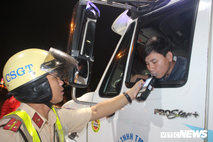 Ăn vải, uống thuốc ho cũng dính lỗi nồng độ cồn - 2