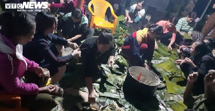 Dân nghèo vùng lũ Hà Tĩnh trắng đêm gói bánh ủng hộ người Nghệ An chống lũ - 1