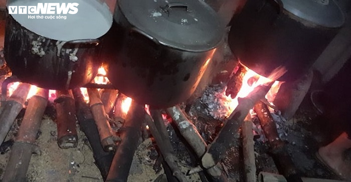Dân nghèo vùng lũ Hà Tĩnh trắng đêm gói bánh ủng hộ người Nghệ An chống lũ - 2