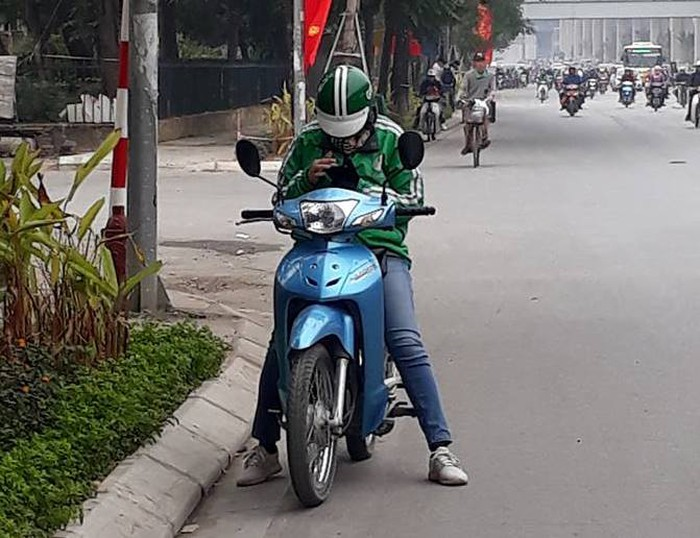 Lương không đủ sống, phải ngửa tay xin bố mẹ, thầy giáo bỏ nghề đi chạy xe ôm - 2