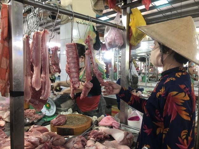 Giá xăng giảm sâu, vì sao giá hàng thiết yếu vẫn cao? - 1
