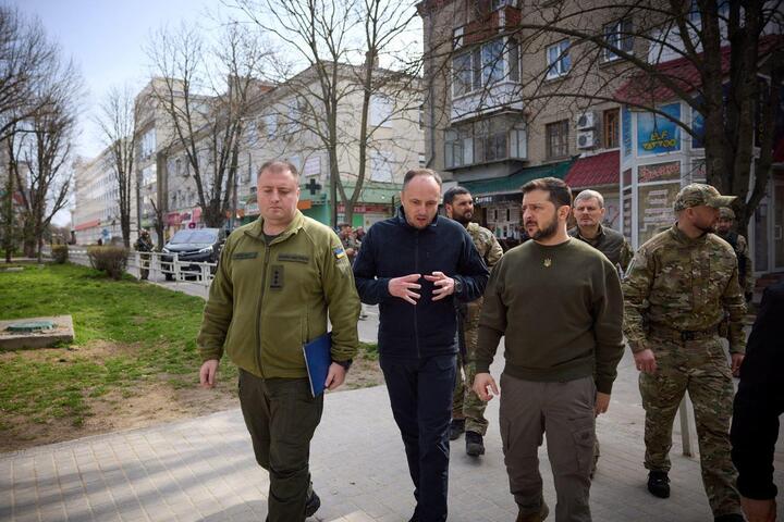 Nhiều tháng sau khi Nga rút quân, Tổng thống Ukraine tới tiền tuyến ở Kherson - 1