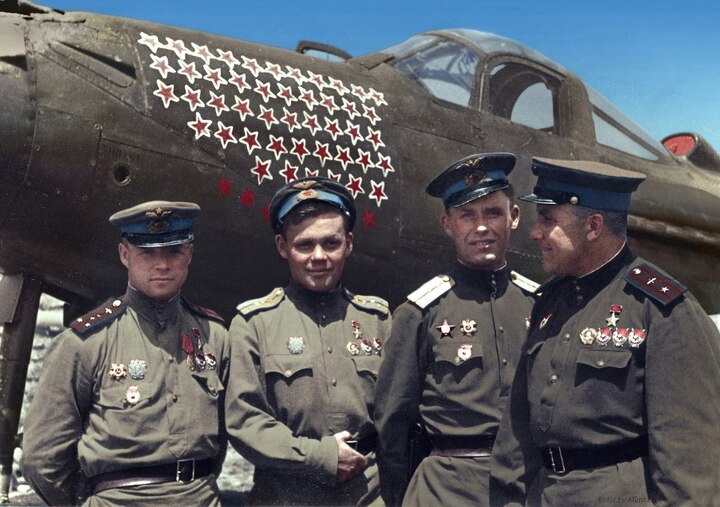 Anh hùng Liên Xô Grigory Rechkalov (thứ 2 từ trái sang) bên chiếc P-39 Aircobra dày chiến công của mình.