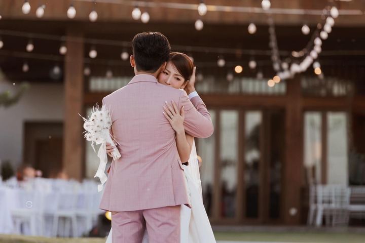 Gin Tuấn Kiệt vỗ về vợ.
