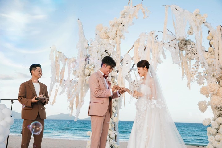 Khoảnh khắc xúc động khi chú rể trao nhẫn cưới cho cô dâu.
