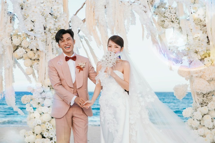 Nụ cười hạnh phúc của tân lang, tân nương.