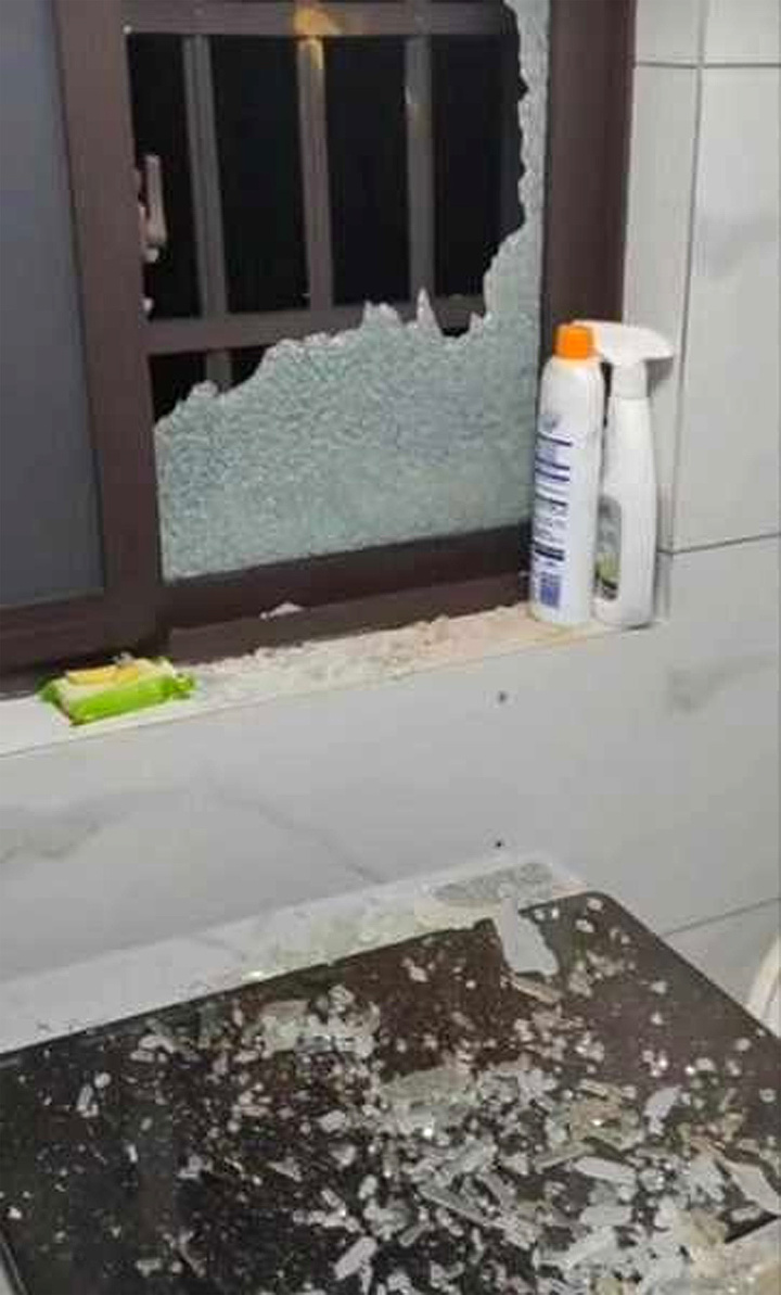 Kính toilet nhà Trần Nam bị pháo làm vỡ tung. (Ảnh: Upstream News)