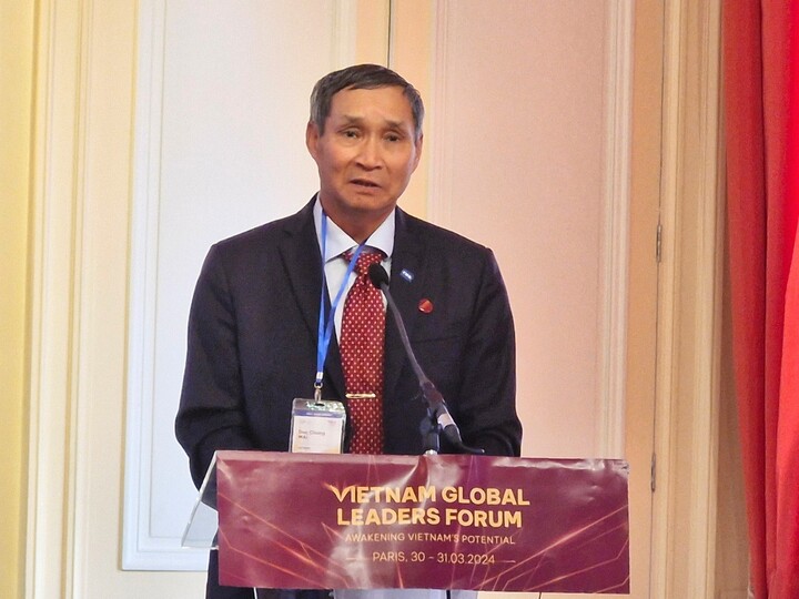 HLV Mai Đức Chung phát biểu tại diễn đàn "Người Việt có tầm ảnh hưởng 2024" (VGLF) ở Pháp.