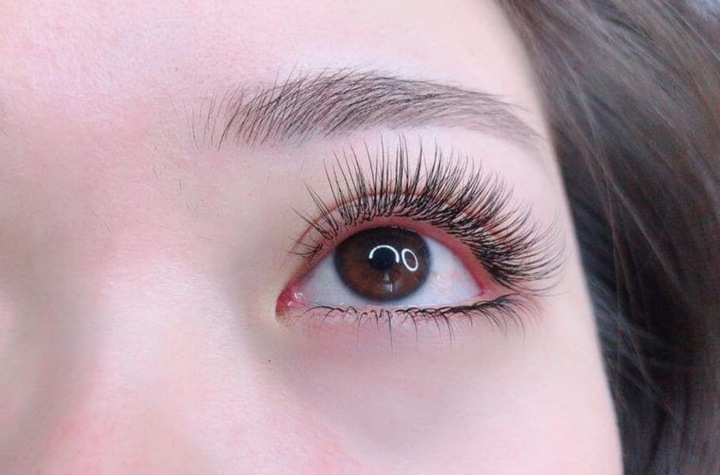 Kiểu nối mi tự nhiên là gắn từng sợi mi giả lên bên trên sợi mi thật.