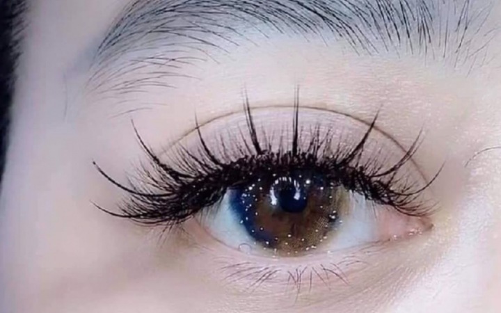 Cách nối mi này là kết hợp giữa kiểu nối mi cổ điển (classic) và volume (dày và dài).