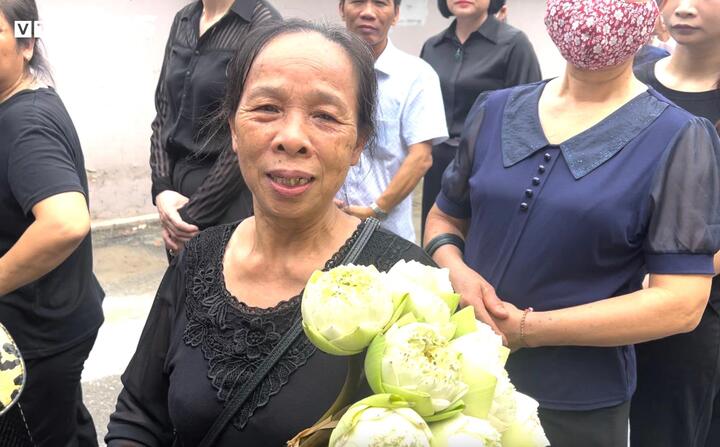 Bà Nguyễn Thị Lý ra chợ từ 5h mua hoa sen trắng tới viếng Tổng Bí thư Nguyễn Phú Trọng.
