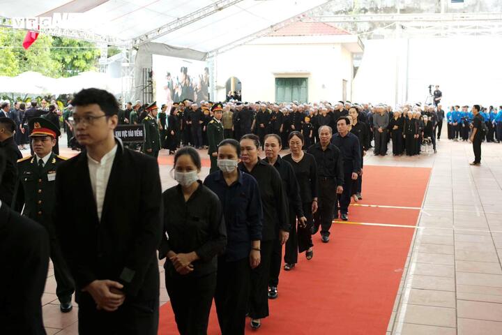 Đúng 6h15, người nhà của Tổng Bí thư bắt đầu vào thắp hương.