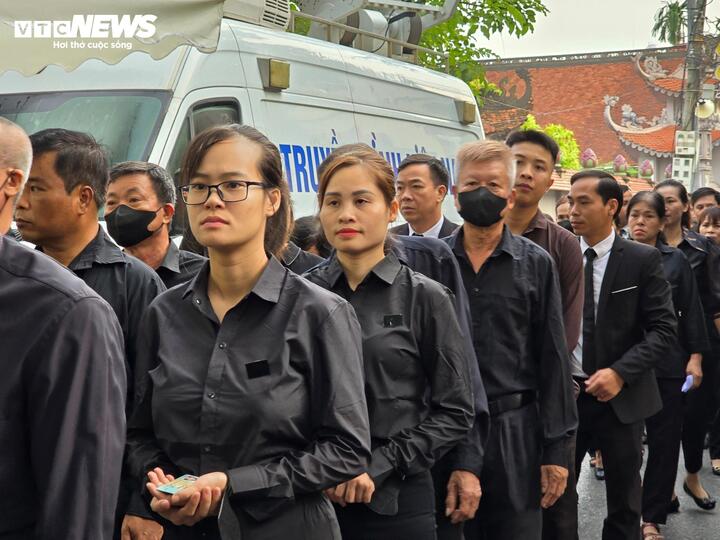 Lặng lẽ và trang nghiêm, những người dân xếp hàng theo sắp xếp của lực lượng chức năng.