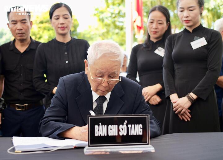 Ông Nguyễn Trọng Vĩnh ghi sổ tang.