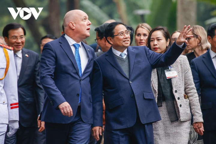 Thủ tướng Phạm Minh Chính cùng Thủ tướng New Zealand Christopher Luxon đi bộ về Trụ sở Chính phủ để tiến hành hội đàm.